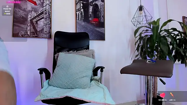 Snapshot of Sweet_Alessandre chatting on December 14, 7:57 pm Sweet Alessandre online show from December 14, 7:57 pm