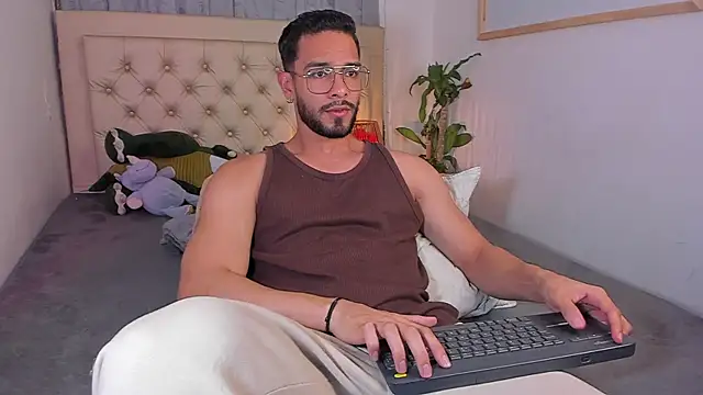 Snapshot of Josseph1_ chatting on January 24, 12:10 am Josseph1 online show from January 24, 12:10 am