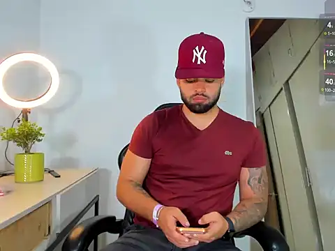 Andres Aguilar online show from May 2, 11:29 pm