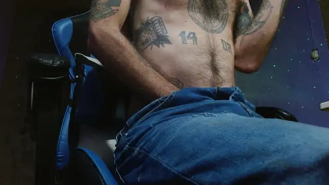 Snapshot of Tatted21xxx chatting on December 12, 5:20 am Tatted21xxx online show from December 12, 5:20 am