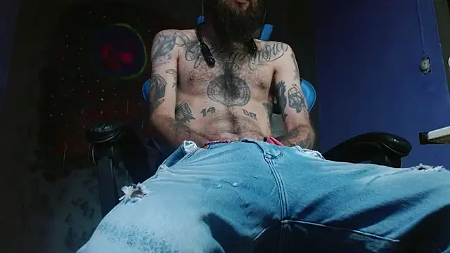 Snapshot of Tatted21xxx chatting on December 18, 11:02 am Tatted21xxx online show from December 18, 11:02 am