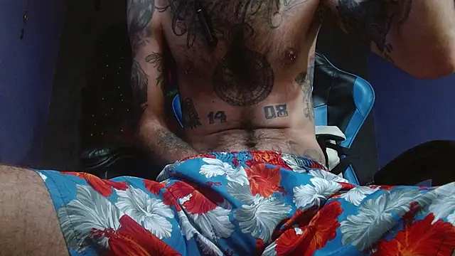 Snapshot of Tatted21xxx chatting on December 21, 10:39 am Tatted21xxx online show from December 21, 10:39 am