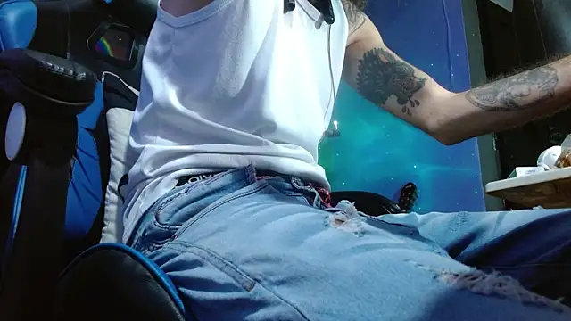 Snapshot of Tatted21xxx chatting on January 17, 2:18 am Tatted21xxx online show from January 17, 2:18 am