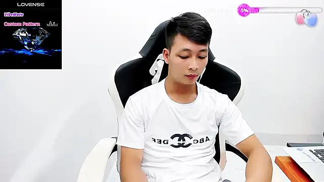 Snapshot of Naughty--asian chatting on October 10, 2:00 pm Naughty--asian online show from October 10, 2:00 pm