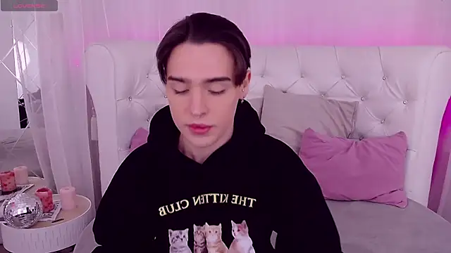 Snapshot of RobbyCharming chatting on December 6, 6:50 pm RobbyCharming online show from December 6, 6:50 pm