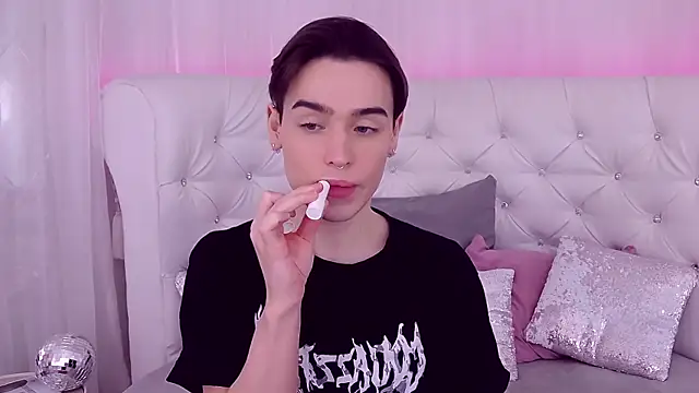 Snapshot of RobbyCharming chatting on February 22, 7:43 pm RobbyCharming online show from February 22, 7:43 pm