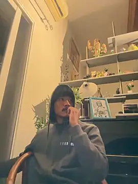 Snapshot of juniiorre chatting on October 13, 8:37 pm juniiorre online show from October 13, 8:37 pm