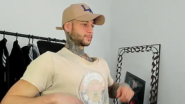  jamesleandros1 online show from December 13, 7:53 pm