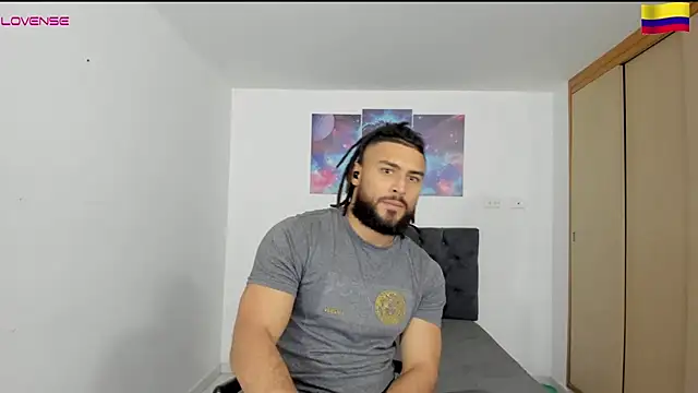 Snapshot of Louis_marley__ chatting on December 19, 12:13 am Louis marley online show from December 19, 12:13 am