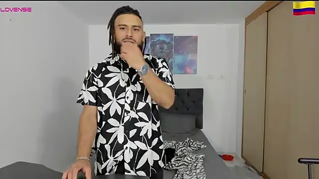 Snapshot of Louis_marley__ chatting on December 21, 1:15 am Louis marley online show from December 21, 1:15 am