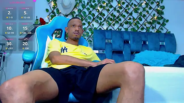 Snapshot of black_latin23cm chatting on December 12, 9:04 pm black latin23cm online show from December 12, 9:04 pm