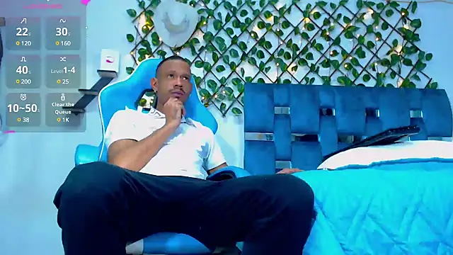 Snapshot of black_latin23cm chatting on December 16, 8:26 pm black latin23cm online show from December 16, 8:26 pm