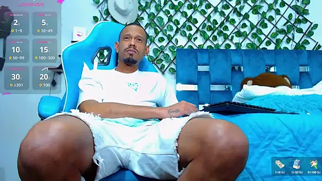 Snapshot of black_latin23cm chatting on February 16, 12:22 am black latin23cm online show from February 16, 12:22 am
