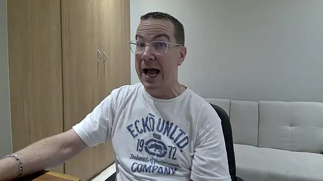 BrettJ81 online show from April 22, 3:17 pm