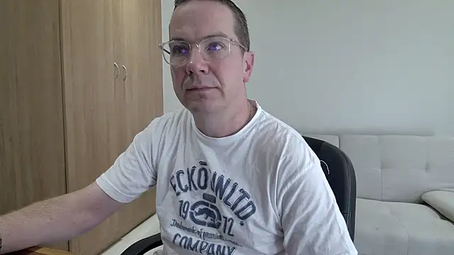 BrettJ81 online show from April 11, 1:47 pm