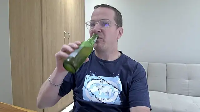 BrettJ81 online show from April 20, 2:52 pm