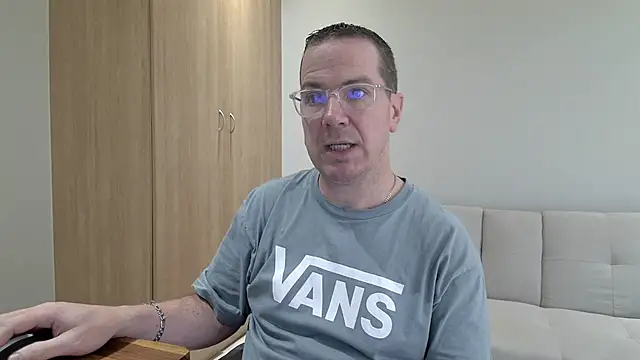 BrettJ81 online show from April 30, 2:13 pm