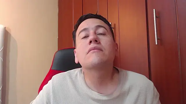 Snapshot of oliver_price1 chatting on December 24, 11:00 pm oliver price1 online show from December 24, 11:00 pm
